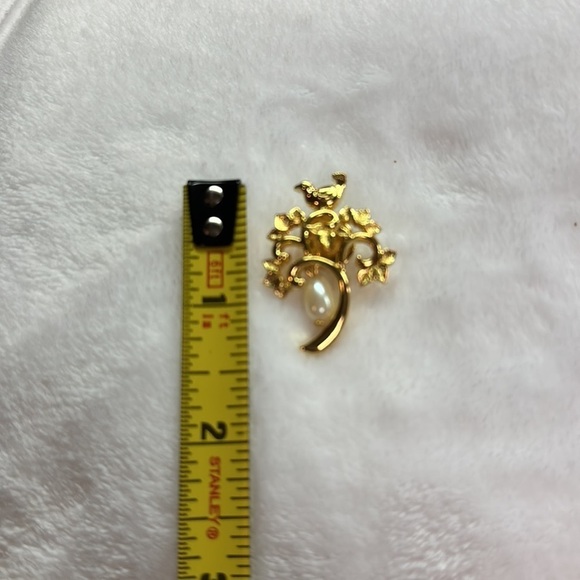 Avon Partridge in a Pear Tree Lapel Pin Gold Oval Pearl Tear Drop Brooch Pin - Picture 3 of 3